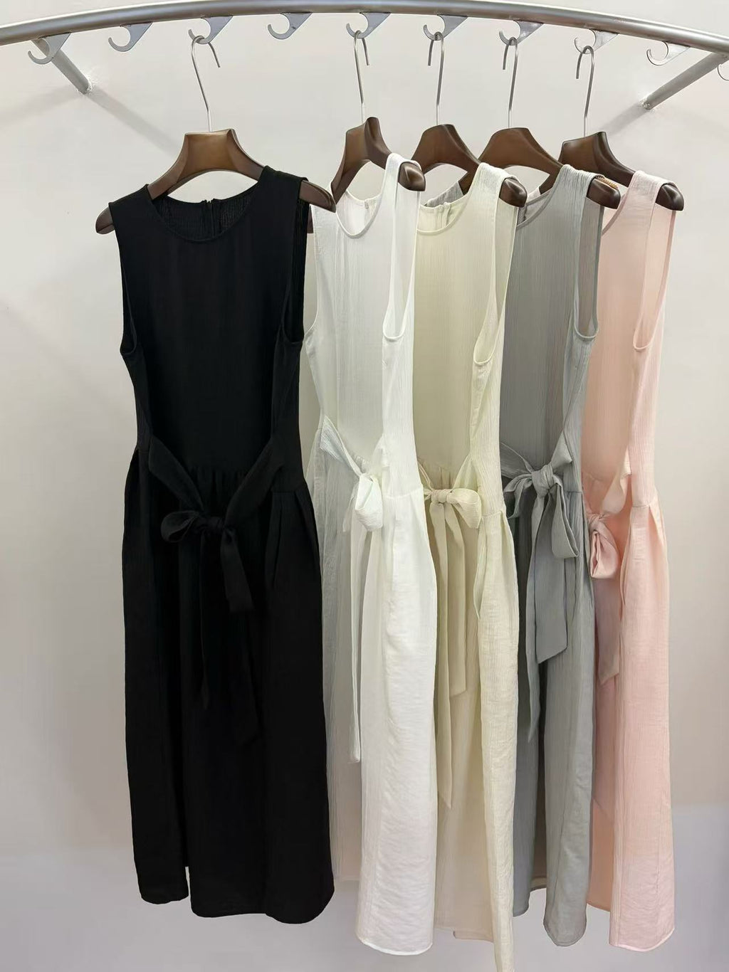 Tao‘s- Elegant Sleeveless Tie-Waist Midi Dress